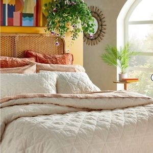 Brand new king size Target chenille ivory quilt by Opalhouse